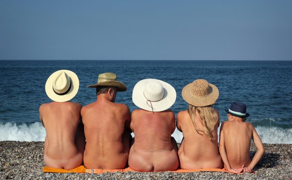 Camping Naturiste en Provence : Trouvez votre destination idéale grâce à un annuaire spécialisé.